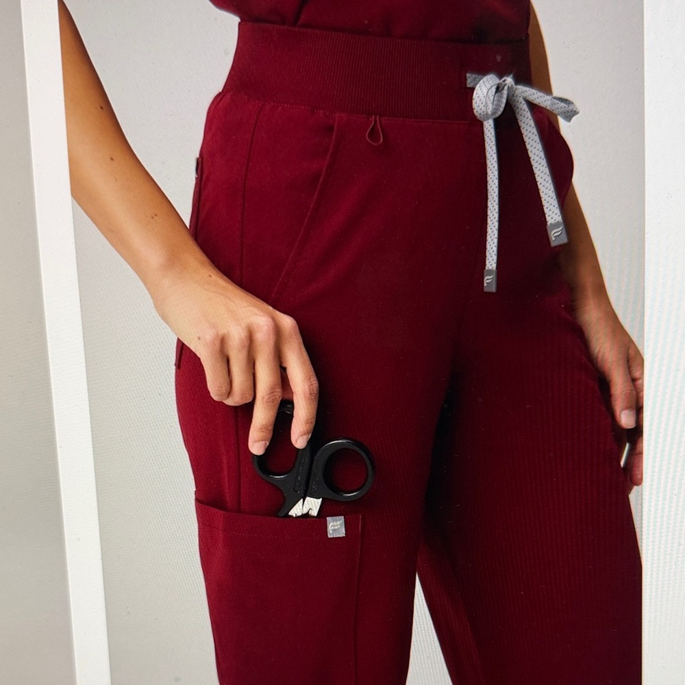 Fabletics Women's Burgundy V-Neck 2 piece scrub set XXL - Picture 5 of 15